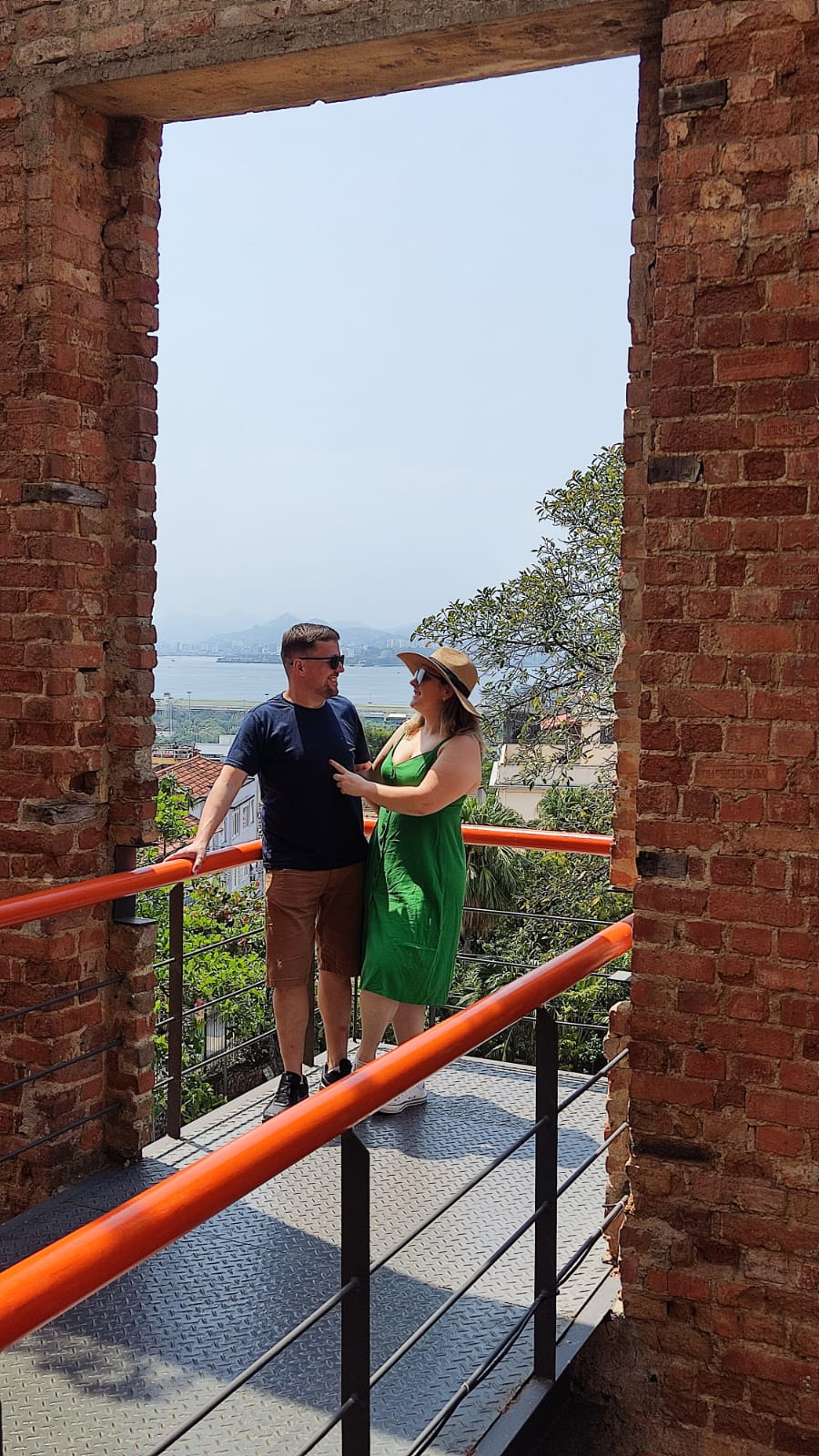 Casal em mirante histórico no Rio de Janeiro