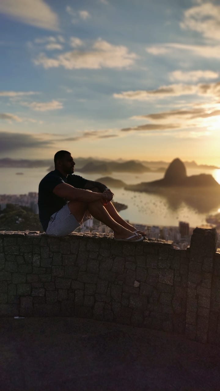 Passageiro contemplando o pôr do sol no Rio